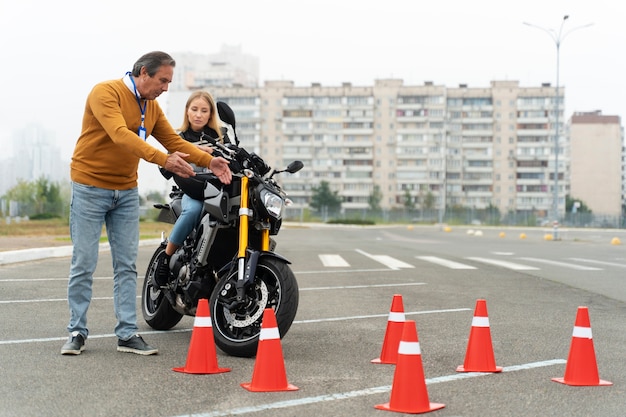 moto-personne-passant-examen-du-permis-conduire-normal